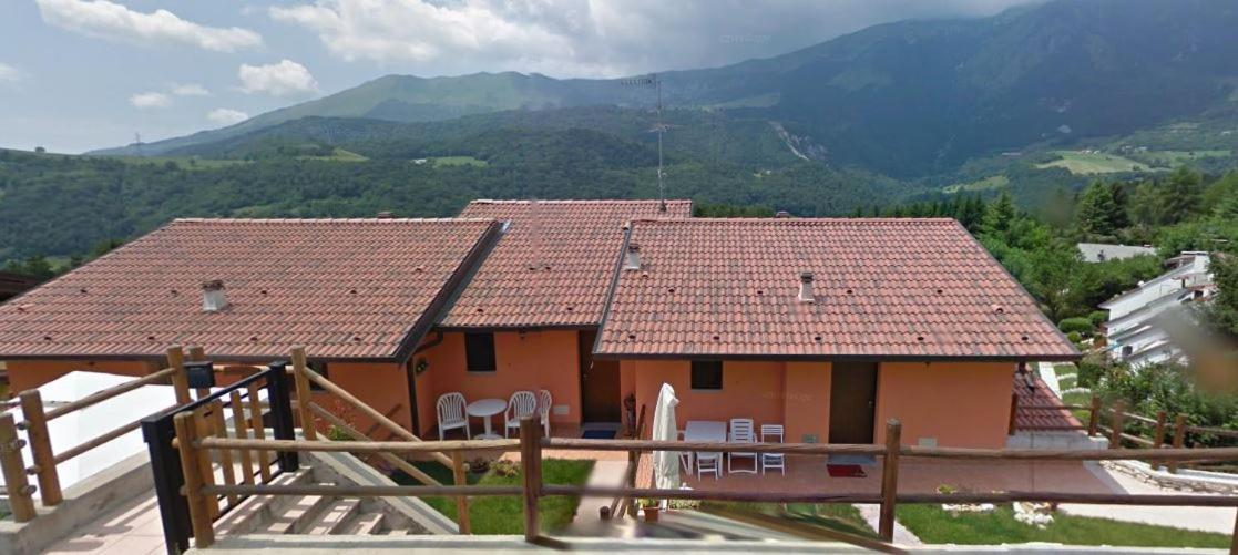 Casa Vacanze Rosalba Ferrara di Monte Baldo Exterior foto
